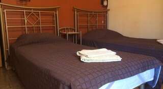 Гостиница Guest House Avadiya Судак Двухместный номер с 2 отдельными кроватями и душем-9