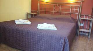 Гостиница Guest House Avadiya Судак Двухместный номер с 2 отдельными кроватями и душем-1