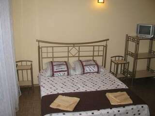 Гостиница Guest House Avadiya Судак Двухместный номер с 1 кроватью и собственной ванной комнатой-8